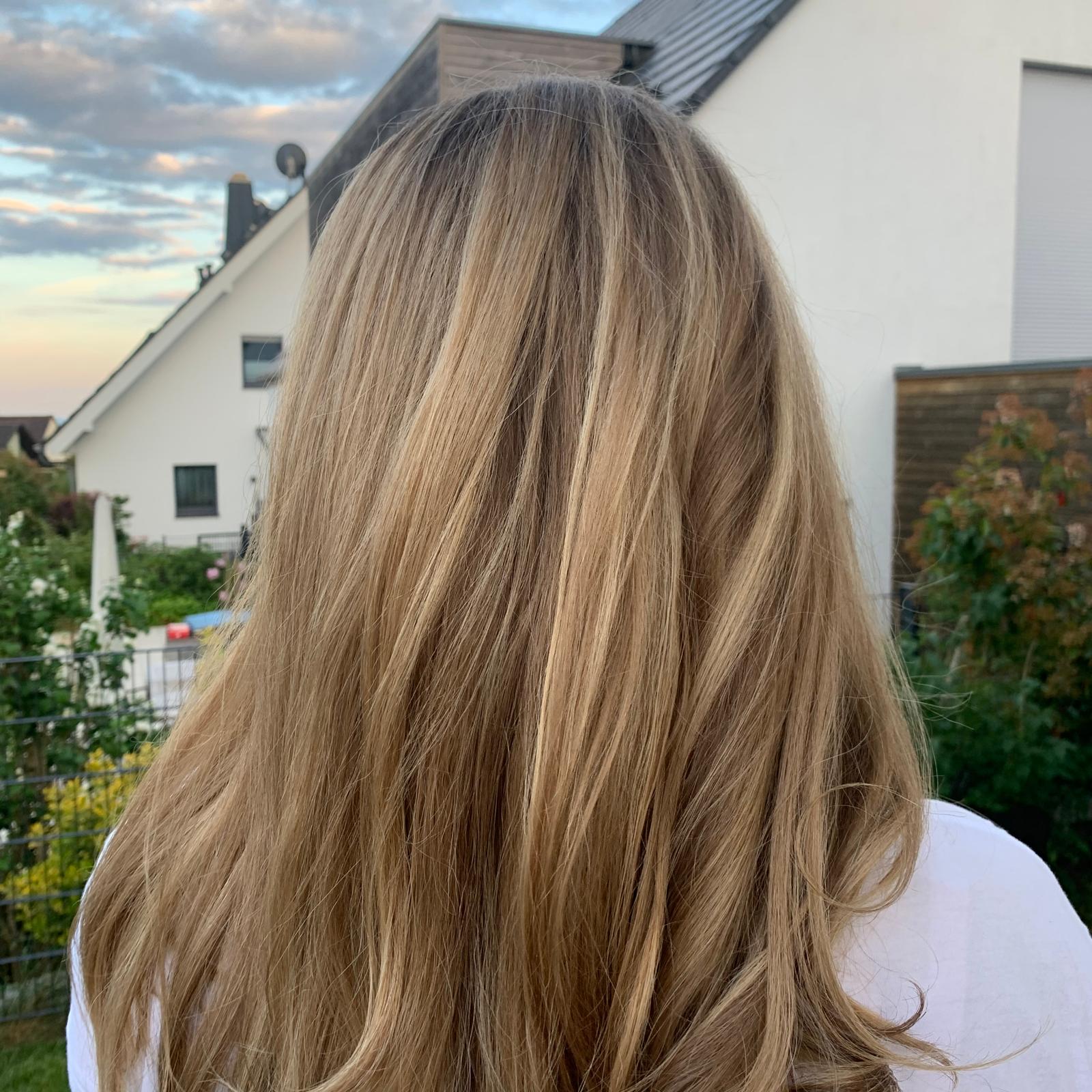 Natürliche Balayage in warmen Blondtönen mit weichen Wellen — Ergebnis von Nicole Werner im Kamm in Haarstudio