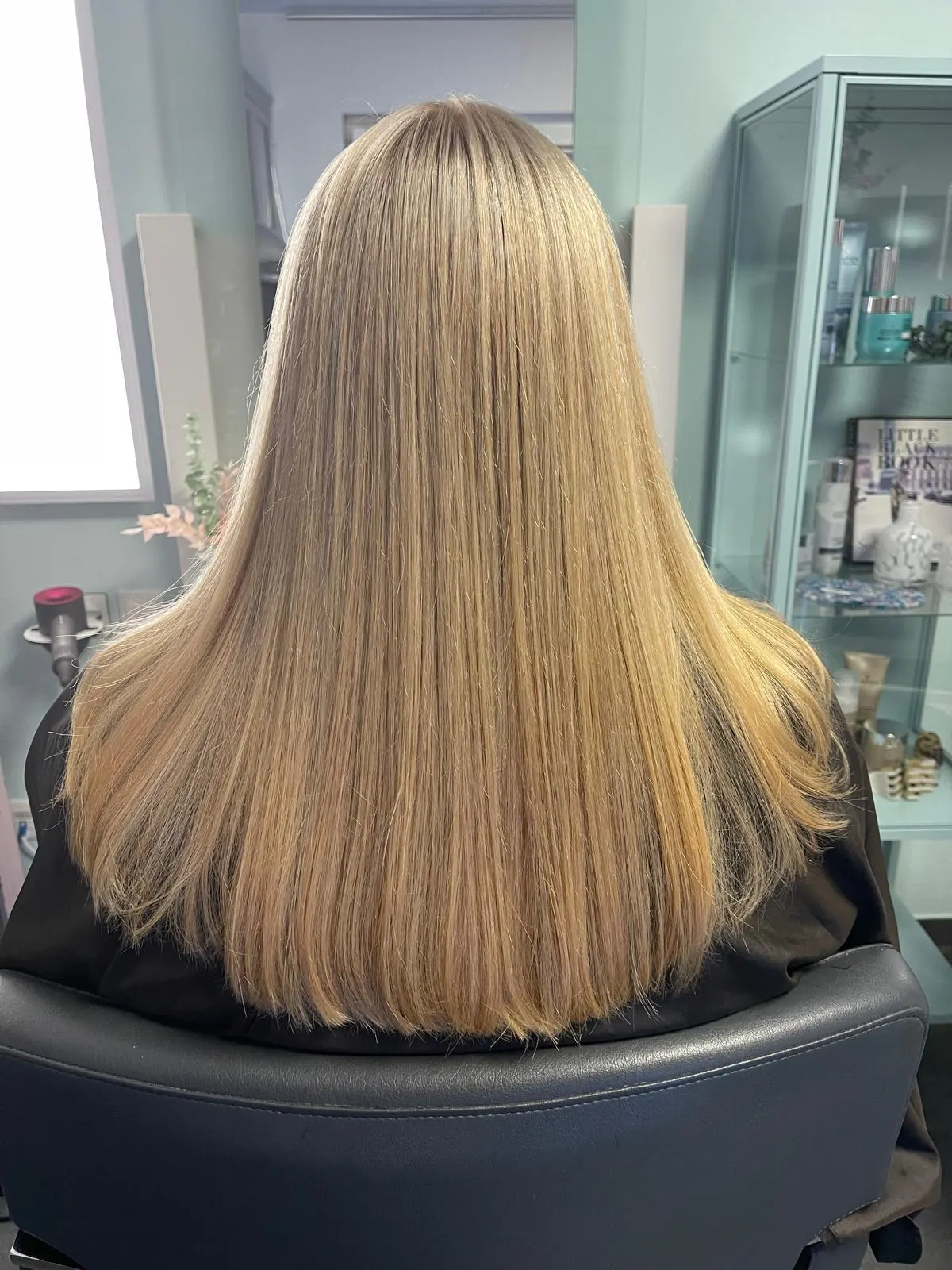 Lange glatte blonde Haare mit Spiegelglanz