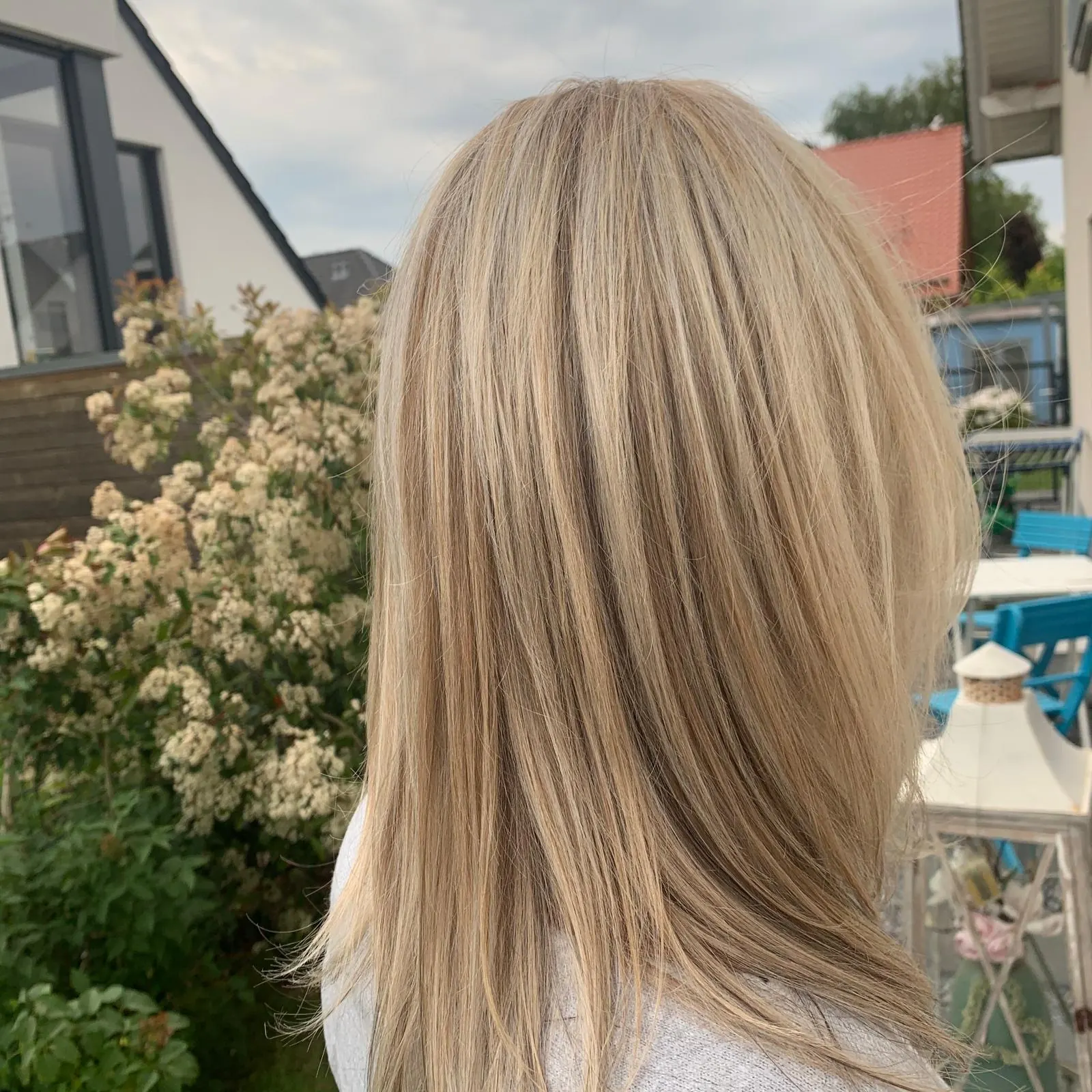 Lange blonde Haare mit natürlichem Balayage-Verlauf