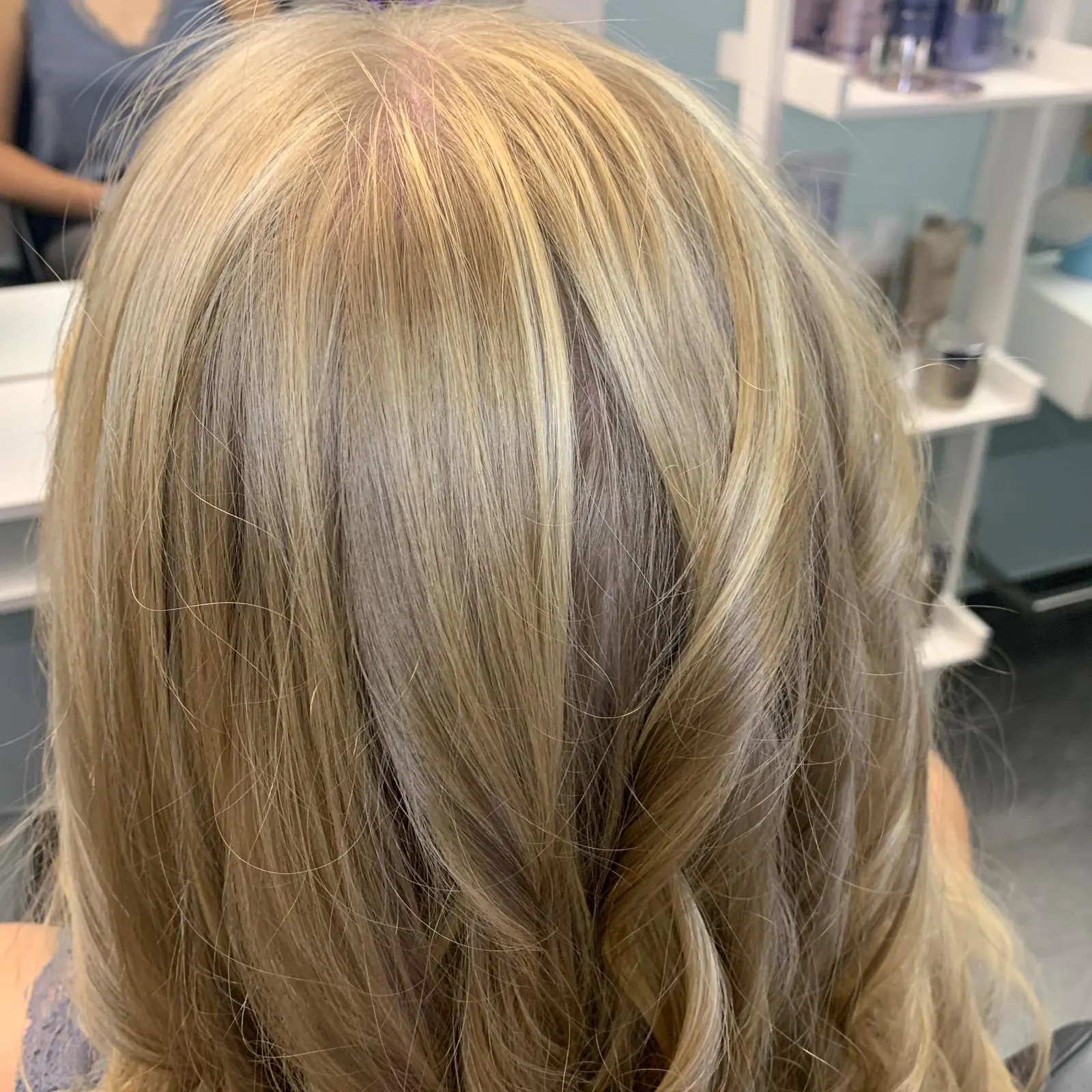 Mittellange blonde Haare mit hellen Strähnen