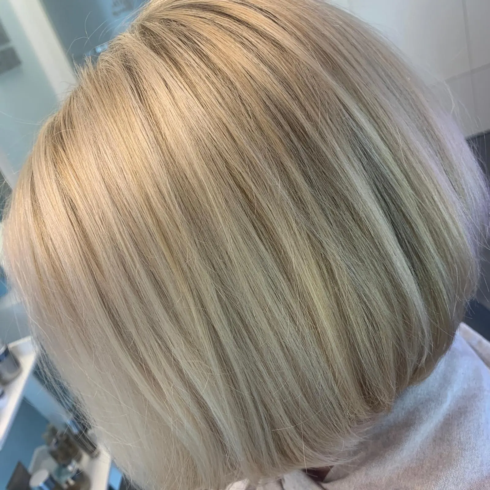 Strahlend heller Bob mit feinen Highlights, glänzend gestylt