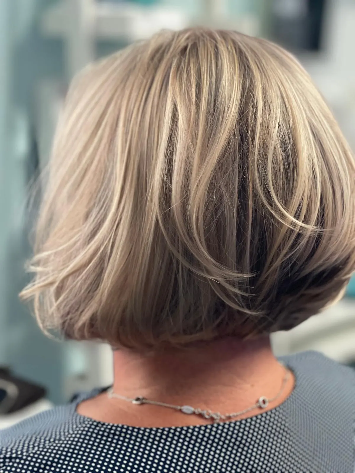 Gestufter Bob in Blond mit feinen Highlights