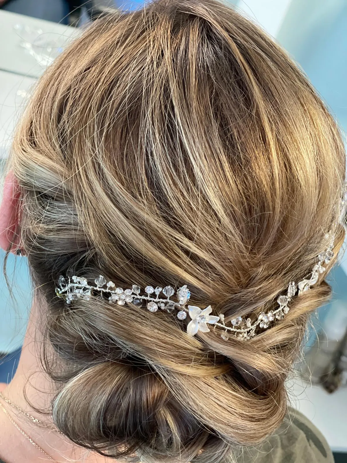 Brautfrisur mit silbernem Haarschmuck und floralen Kristallen