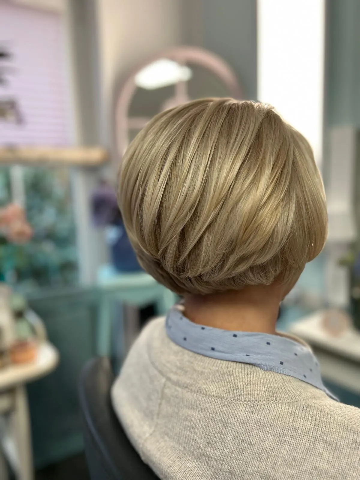 Kurzhaarfrisur in Blond mit klarer Kontur