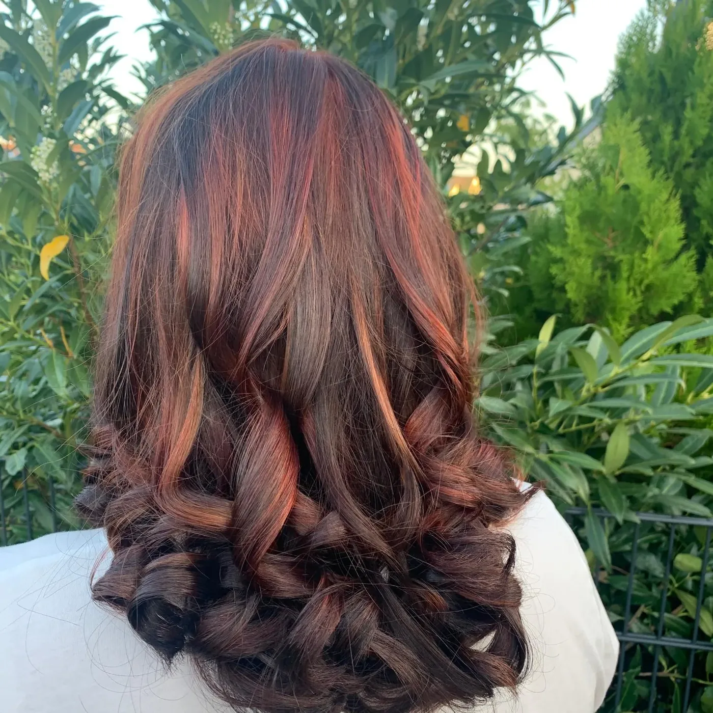 Brünette Haare mit kupfernen Strähnen und Locken